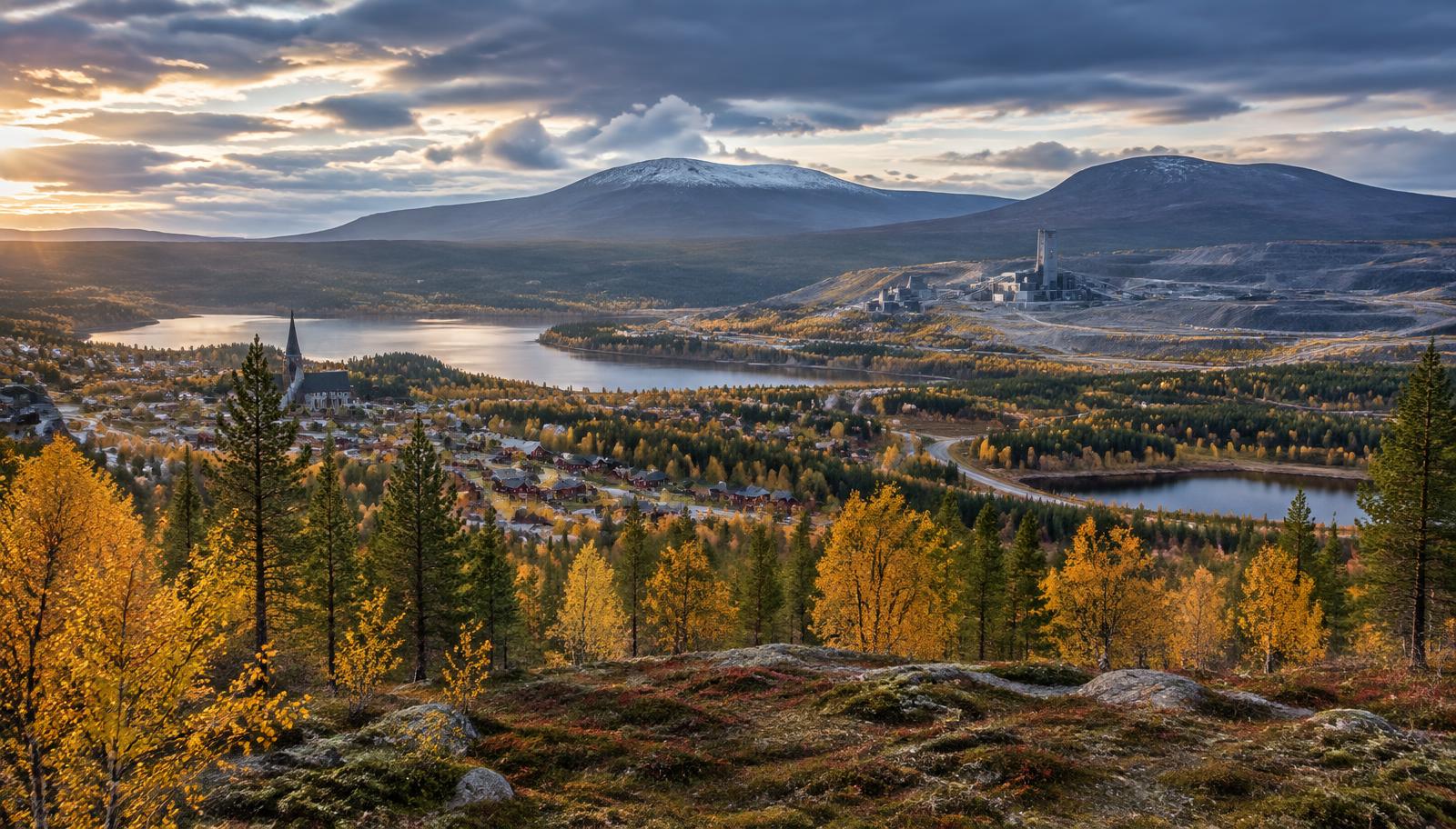 Vyt över Kristineberg med berg, skog och gruvområdet