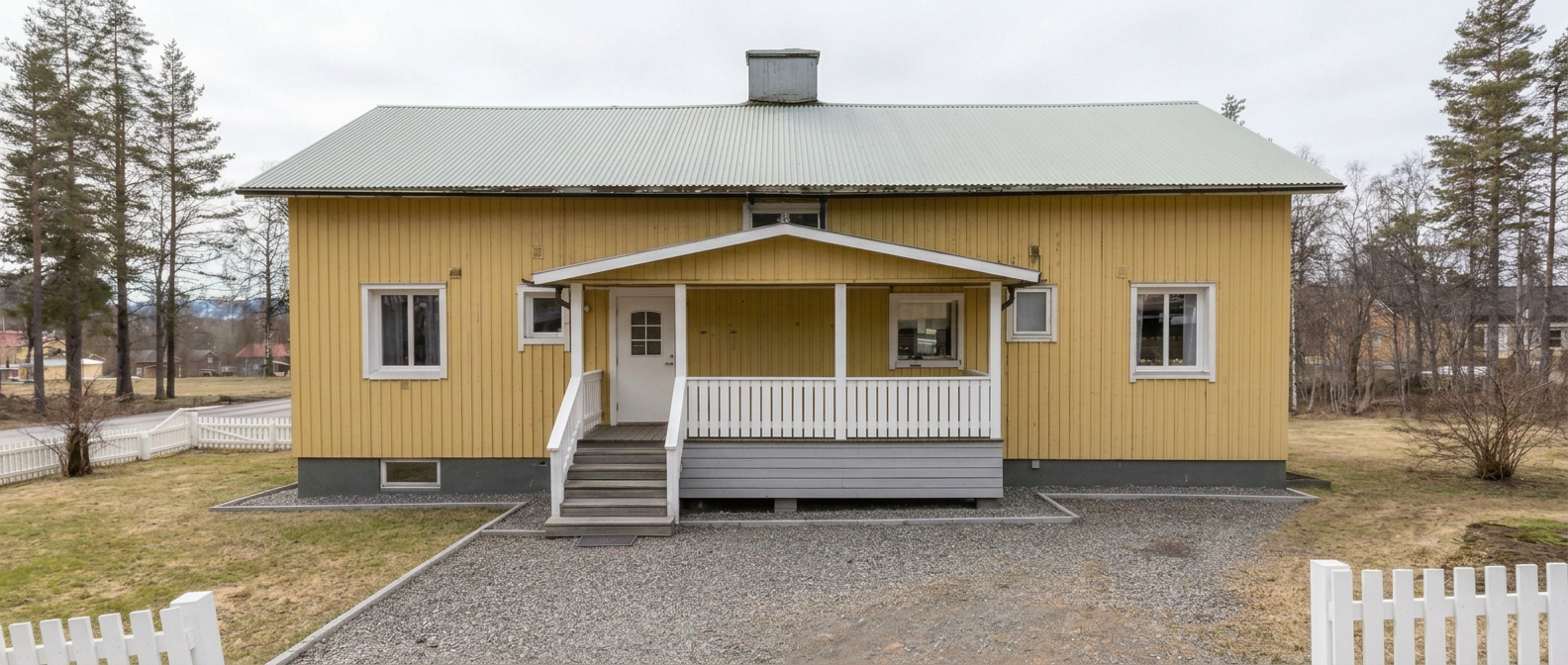 Huset på Kronåsvägen i Kristineberg — gult trähus med farstukvist